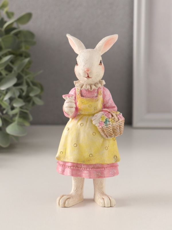 Сувенир полистоун "Зайка в платье с передником, с корзиной цветов" 5,5х5х14,5 см