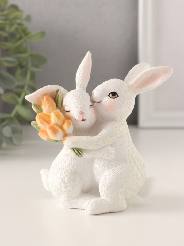 Сувенир полистоун "Парочка зайчиков с тюльпанами. Объятия" 11х5,5х11,5 см