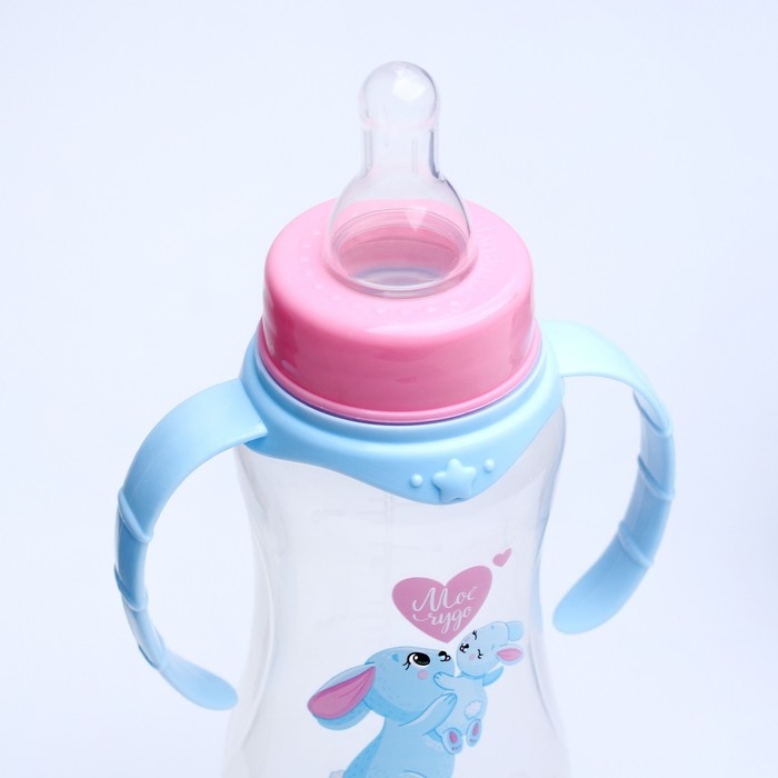 Бутылочку для кормления &laquo;Зайки: мамы и малыши&raquo;, классическое горло, 250 мл., от 0 мес., приталенная, с ручками