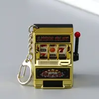Брелок пластик "Игровой автомат - казино" золото 2,7х3,4х5 см