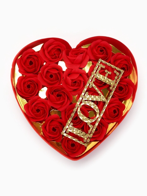 18 мыльных красных роз с надписью в коробке
