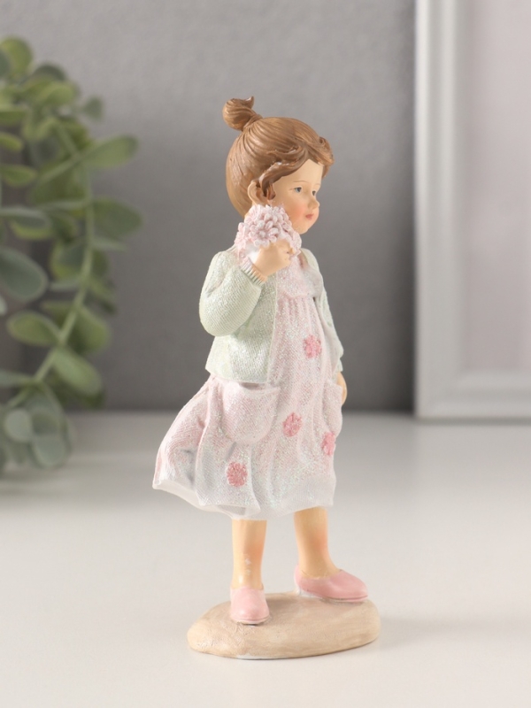 Сувенир полистоун "Малышка в розовом платье и зелёной кофточке, с букетиком" 5х4х12,5 см