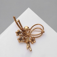 Брошь &laquo;Завиток&raquo; с бусиной и цветами, цвет белый в золоте