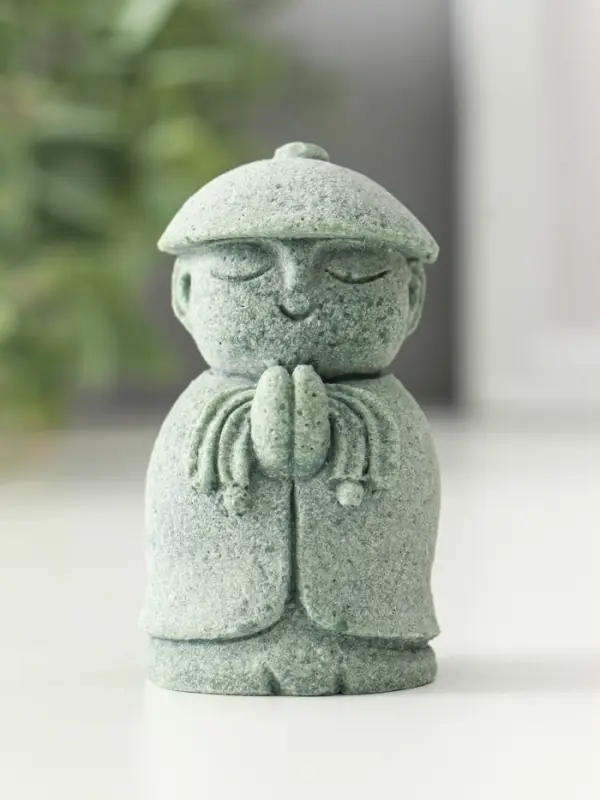 Сувенир песчаник "Маленький монах - молитва" 3,7х3,8х6,7 см