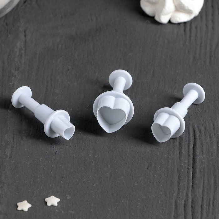 Набор плунжеров кондитерских Доляна &laquo;Сердечко&raquo;, 3 шт: 1,6&times;1,1 см, 1,4&times;1 см, 1&times;1 см, цвет белый