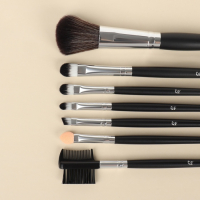 Набор кистей для макияжа &laquo;Вензель&raquo;, 7 предметов, чехол на кнопке, цвет золотистый/чёрный