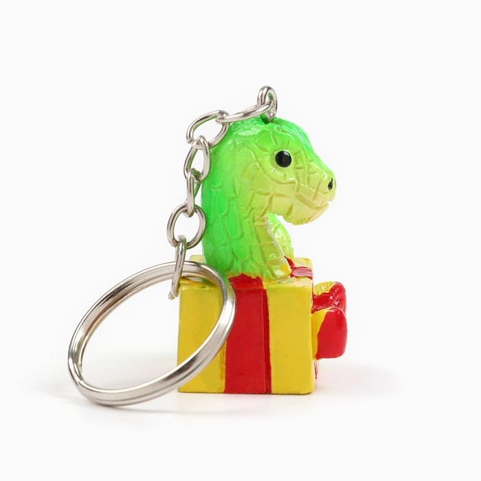 Новогодний брелок для ключей, объемный &laquo;Новый год: Змея в подарке&raquo; 2,7 х 8,5 см