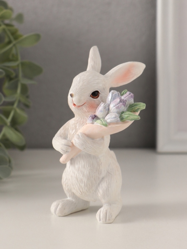 Сувенир полистоун "Белый кролик с букетом тюльпанов" 7х6х11,5 см