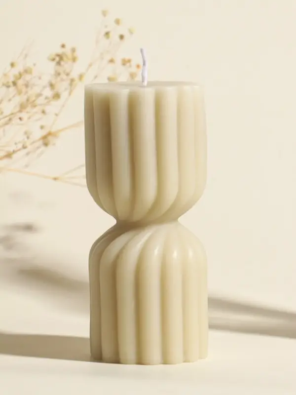 Свеча интерьерная "Афина" сливочная 6х6х14 см
