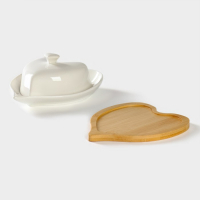 Маслёнка фарфоровая на подставке из бамбука Доляна &laquo;Эстет. Сердце&raquo;, 17&times;12,5&times;8 см, цвет белый