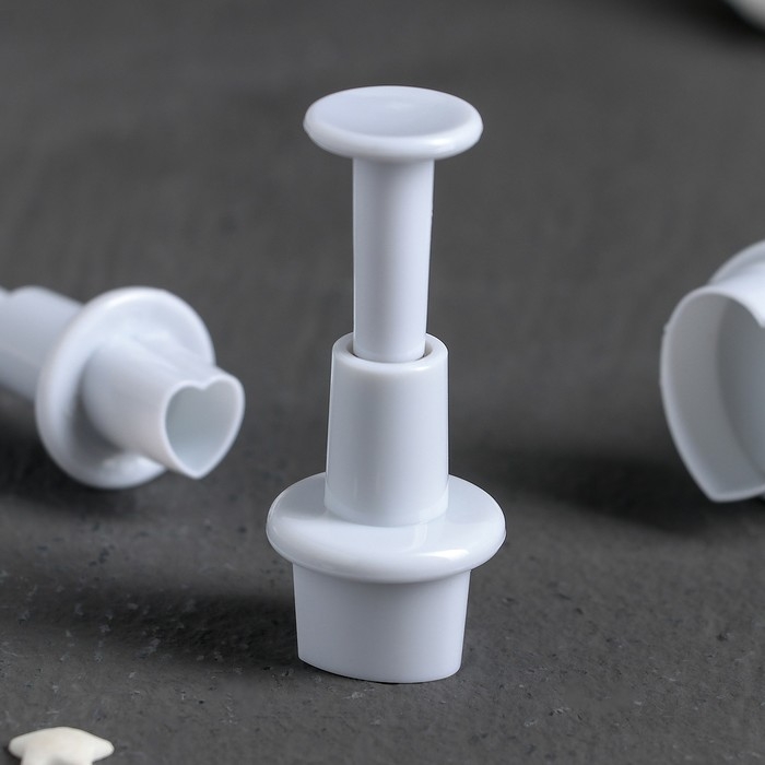 Набор плунжеров кондитерских Доляна &laquo;Сердечко&raquo;, 3 шт: 1,6&times;1,1 см, 1,4&times;1 см, 1&times;1 см, цвет белый