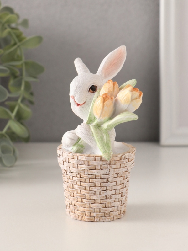 Сувенир полистоун "Белый кролик в плетённой корзине с тюльпанами" 8,5х5,5х11,5 см