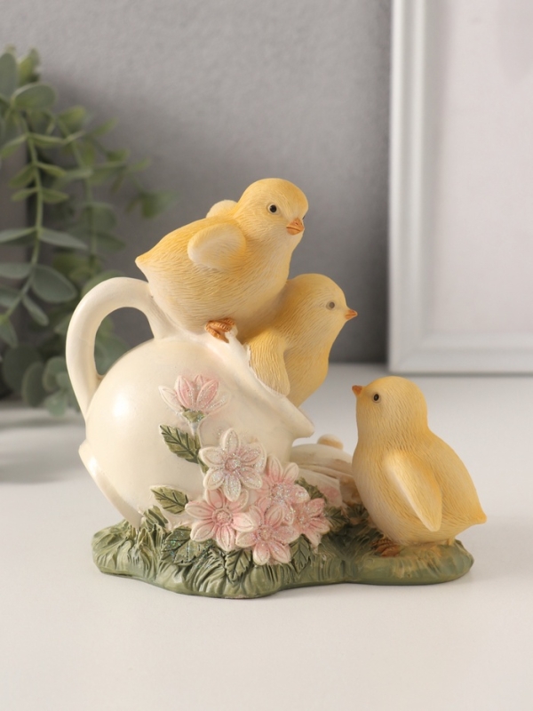Сувенир полистоун "Три цыплёнка и фарфоровый чайничек на лужайке" 12,5х8х12 см