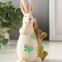 Сувенир полистоун "Зайка с зайчонком вязанные с бабочками/цветами" 5х9,8х15 см