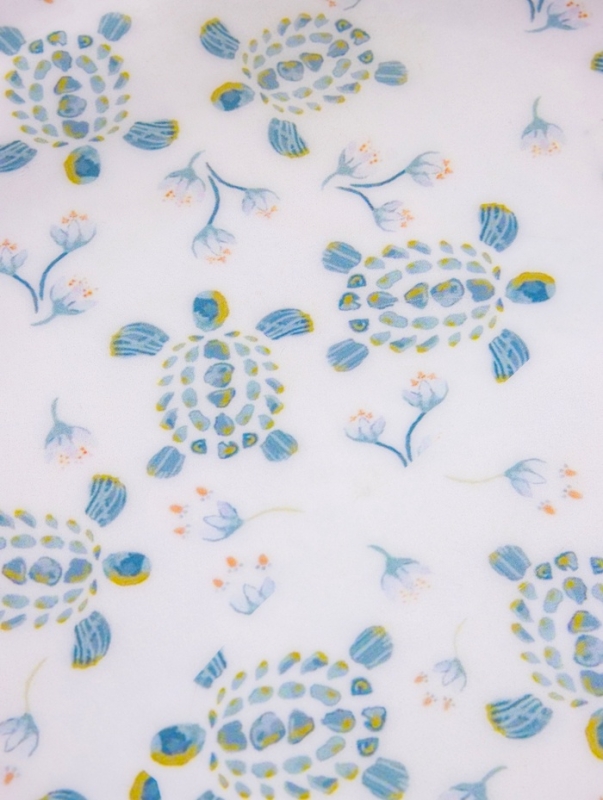 Поднос круглый с бортиками "Черепаха и цветы" дерево манго 35х35х6,5 см