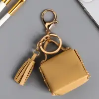 Брелок кожзам с карабином, с кистью "Сумочка. Котик" сливочный 5х2,5х6 см