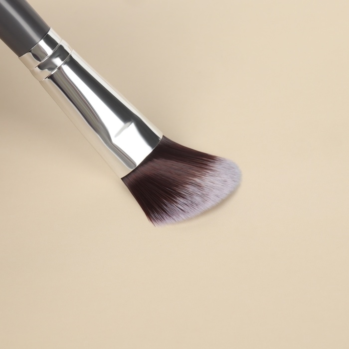 Кисть для макияжа &laquo;Brush GRAPHITE&raquo;, 17 (&plusmn; 1) см, цвет тёмно-серый/серебристый