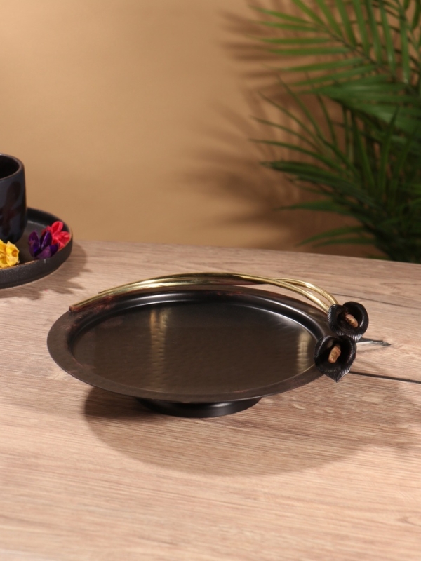 Блюдо сервировочное овальное "Черные каллы" черное с золотом. нержав сталь 22х5х21,5х5,5 см   104395