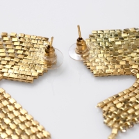 Серьги висячие со стразами &laquo;Водопад&raquo; мягкий ромб, цвет белый в серебре