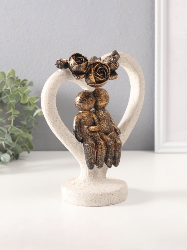 Сувенир полистоун "Влюблённые человечки в каменном сердце с розами" под бронзу 8,8х15,7х20см   10686