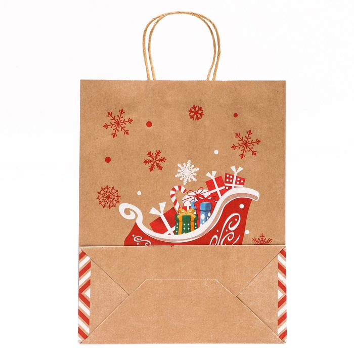 Новый год. Пакет бумажный подарочный новогодний крафт "Сани с подарками", 33 &times; 26 &times; 12 см.