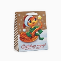 Пакет подарочный новогодний крафтовый вертикальный &laquo;Змея 2025&raquo;, MS 18 х 23 х 10 см, Новый год