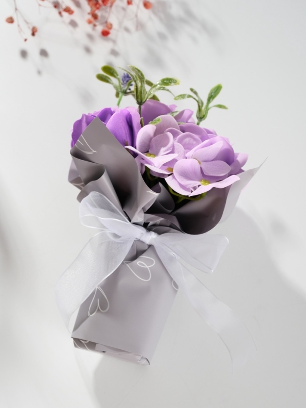 Букет из мыльных лепестков "Розы и флоксы в подарочной упаковке" сиреневый 12,5х12,5х20,5 см   10667