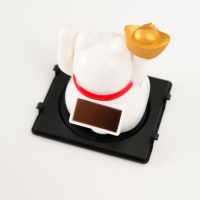 Маятник пластик "Белый Манэки-нэко со слитками Ямб" 5х5х6 см