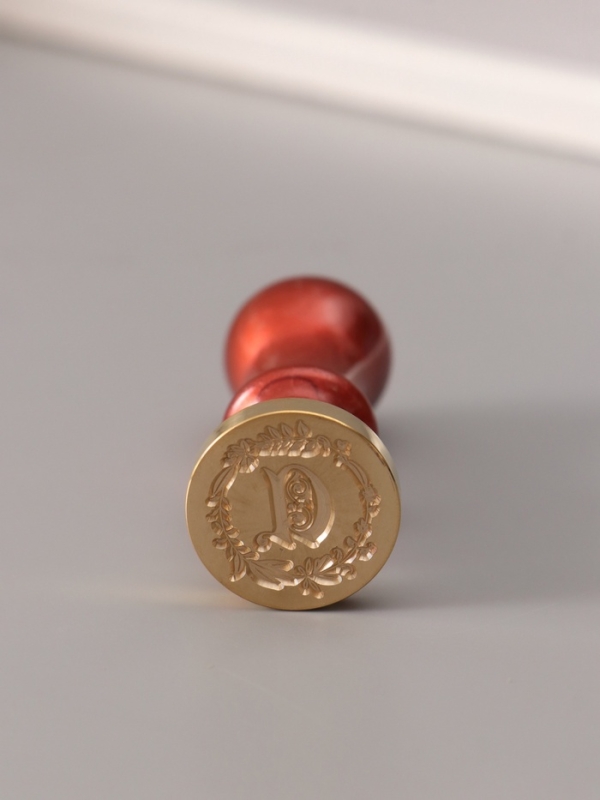 Печать для сургуча с пластиковой ручкой "Венок с буквой D" 2,5х2,5х6,3 см