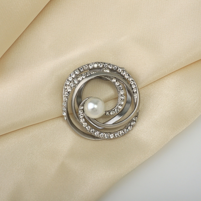 Зажим для платка &laquo;Жемчужный завиток&raquo;, цвет белый в матовом серебре