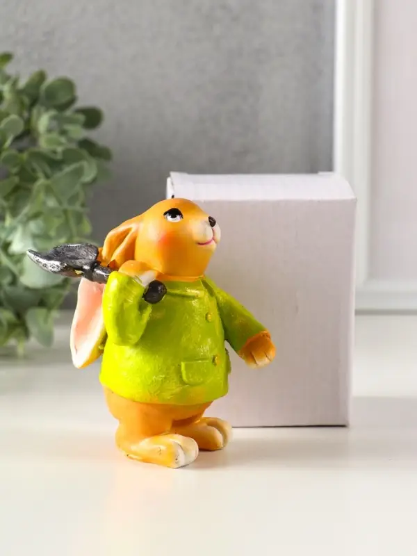 Сувенир полистоун "Зайчик с лопатой, в зелёном пальто" 6х7,5х9,5 см