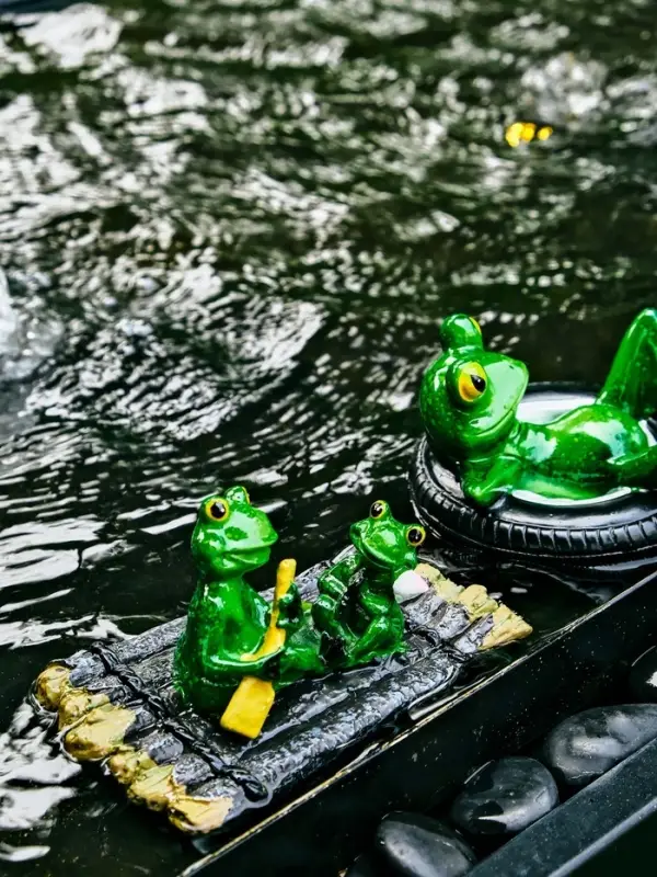 Садовая фигура 17 х 11 х 9,5 см "Лягушки на плоту" Водоплавающая
