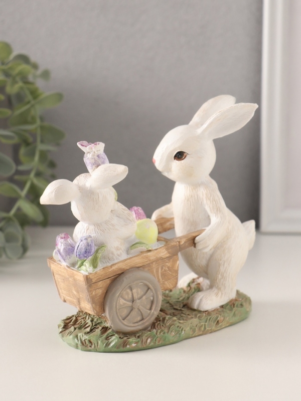 Сувенир полистоун "Кролик везет крольчонка в тележке с незабудками" 13,5х6,5х12 см