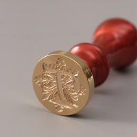 Печать для сургуча с пластиковой ручкой "Буква T на вензеле" 2,5х2,5х6,3 см