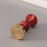 Печать для сургуча с пластиковой ручкой "Венок с буквой J" 2,5х2,5х6,3 см