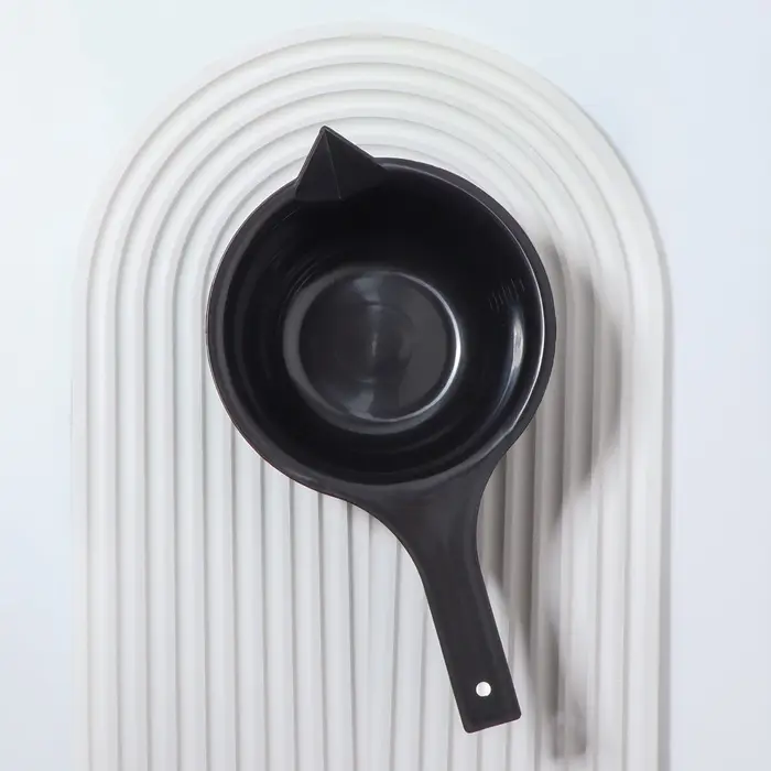 Чаша для окрашивания, с удлинённой ручкой, 300 мл, d=12&times;5.5(&plusmn;1) см, чёрная