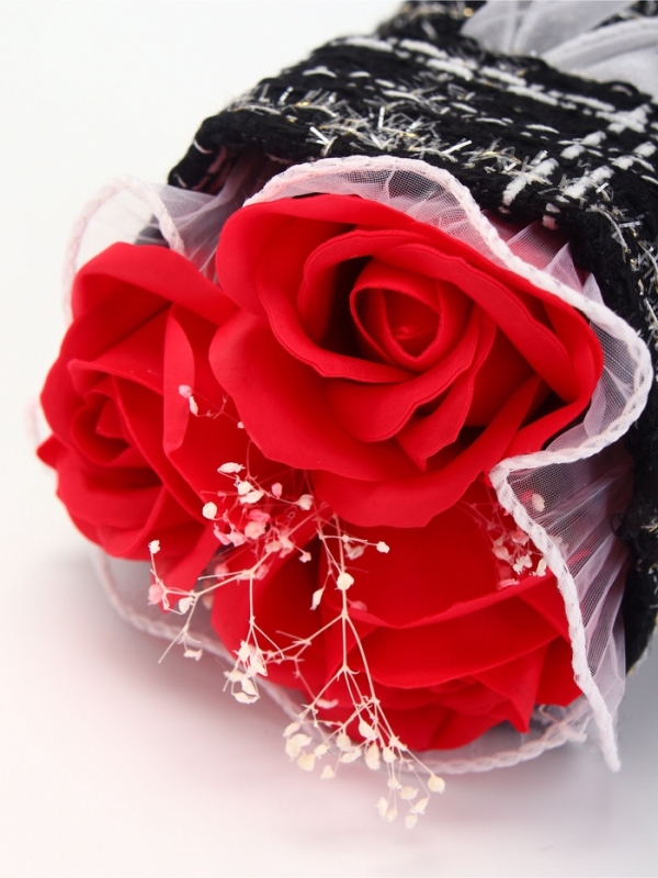 Букет из трех красных мыльных роз