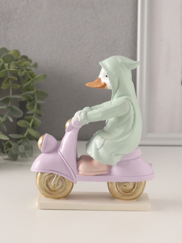 Сувенир полистоун "Утка в зелёном дождевике на мопеде" 13х5,5х16 см