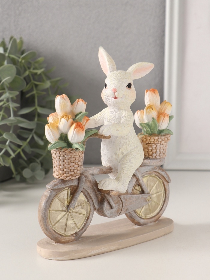 Сувенир полистоун "Белый кролик на велосипеде с тюльпанами в корзинах" 13,5х5,5х15,5 см