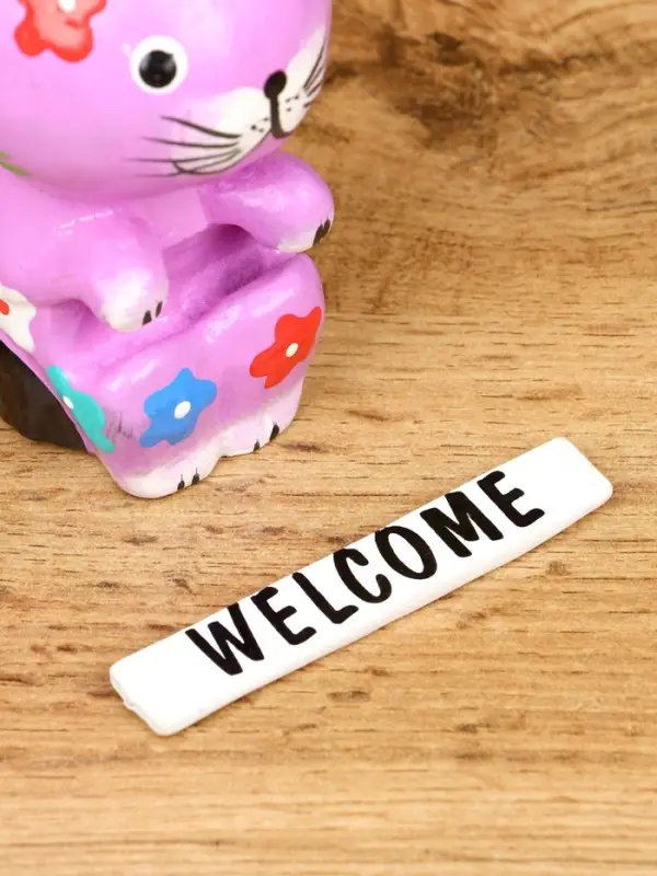Сувенир "Кот с табличкой WELCOME" дерево 8х5х10 см, цв. сиреневый