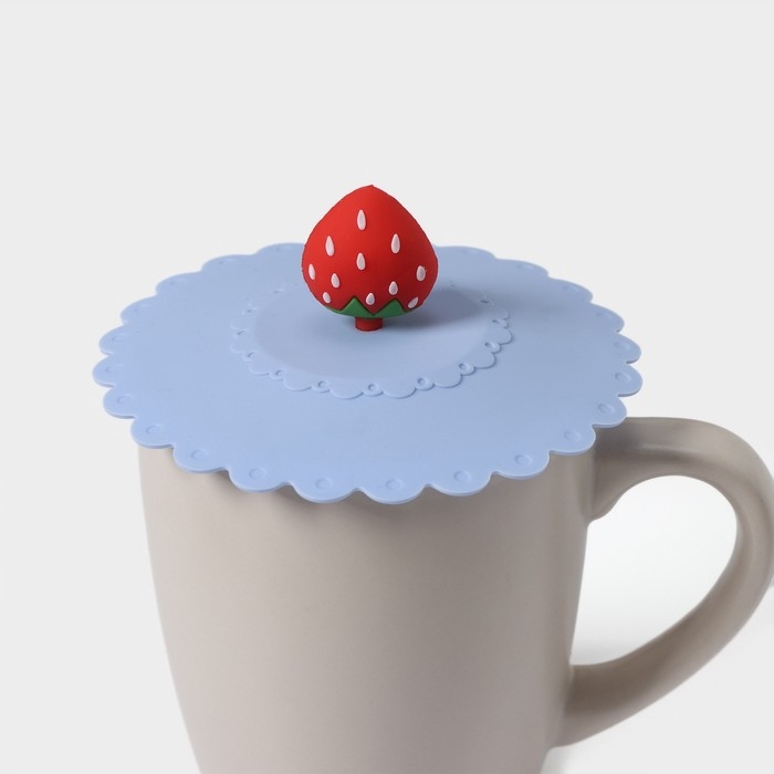 Крышка - непроливайка силиконовая Доляна &laquo;Клубничка&raquo;, d=11 см, цвет голубой