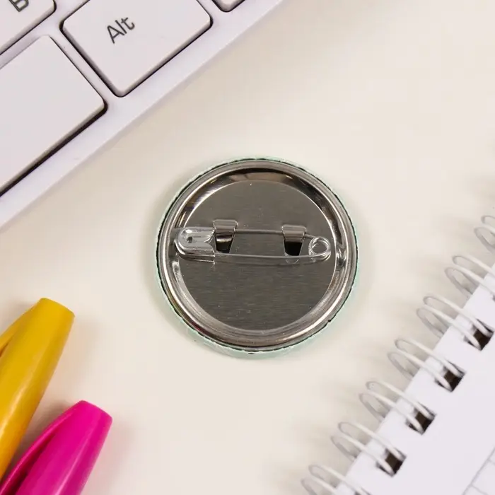 Значок закатной d=35 мм "Подарок" 6,5х6,5 см