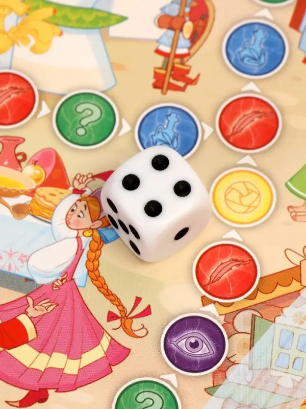 Игра-ходилка в коробке с карточками "Любимые сказки"