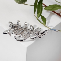 Брошь &laquo;Ветвь&raquo; с жемчужиной, цвет радужный в серебре