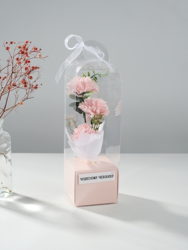 Букет из мыльных лепестков "Три гвоздики на подиуме" розовый 8х8х25 см