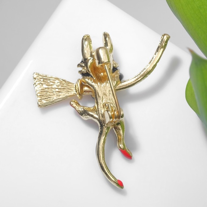 Брошь &laquo;Кот&raquo; на метле, цветная в золоте