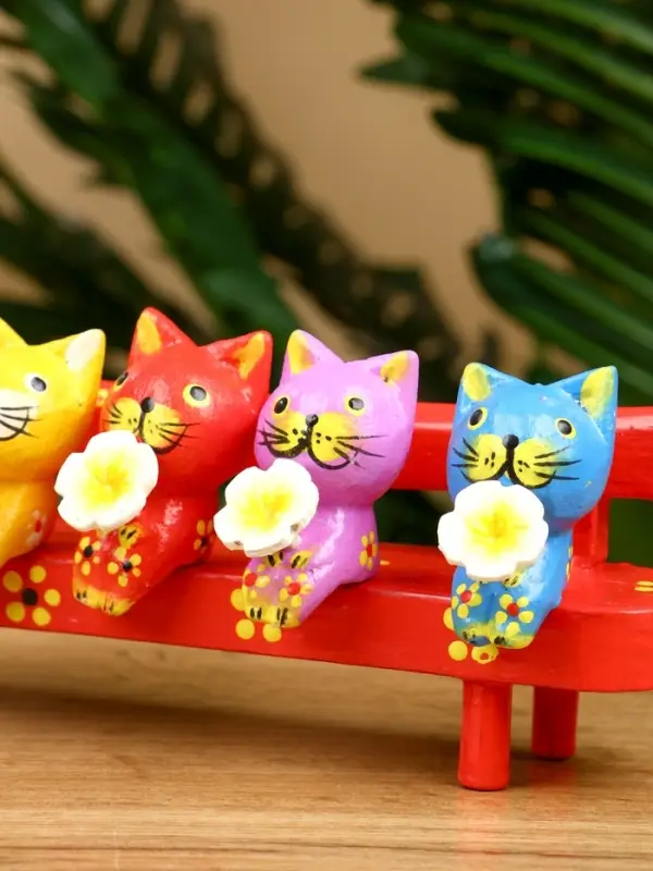 Сувенир "Котята на скамейке" дерево 19х8х6 см, цв. красный