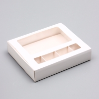 Коробка для 4 конфеты и шоколадку, 17,7 х 15,7 х 3,85 см. Кондитерская упаковка