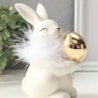 Сувенир керамика, пух "Зайка с золотым пасхальным яичком" белый 8х10,5х14 см