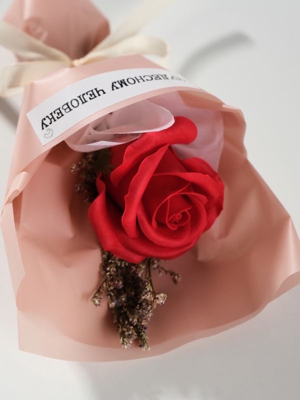 Букет из мыльных лепестков "Роза подарочная в коробке" красный  8,6х8,6х18,5 см